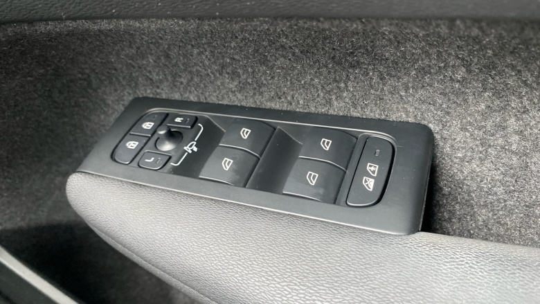 Volvo XC40 2.0 B4P Ultimate Dark 5dr Auto Petrol Estate